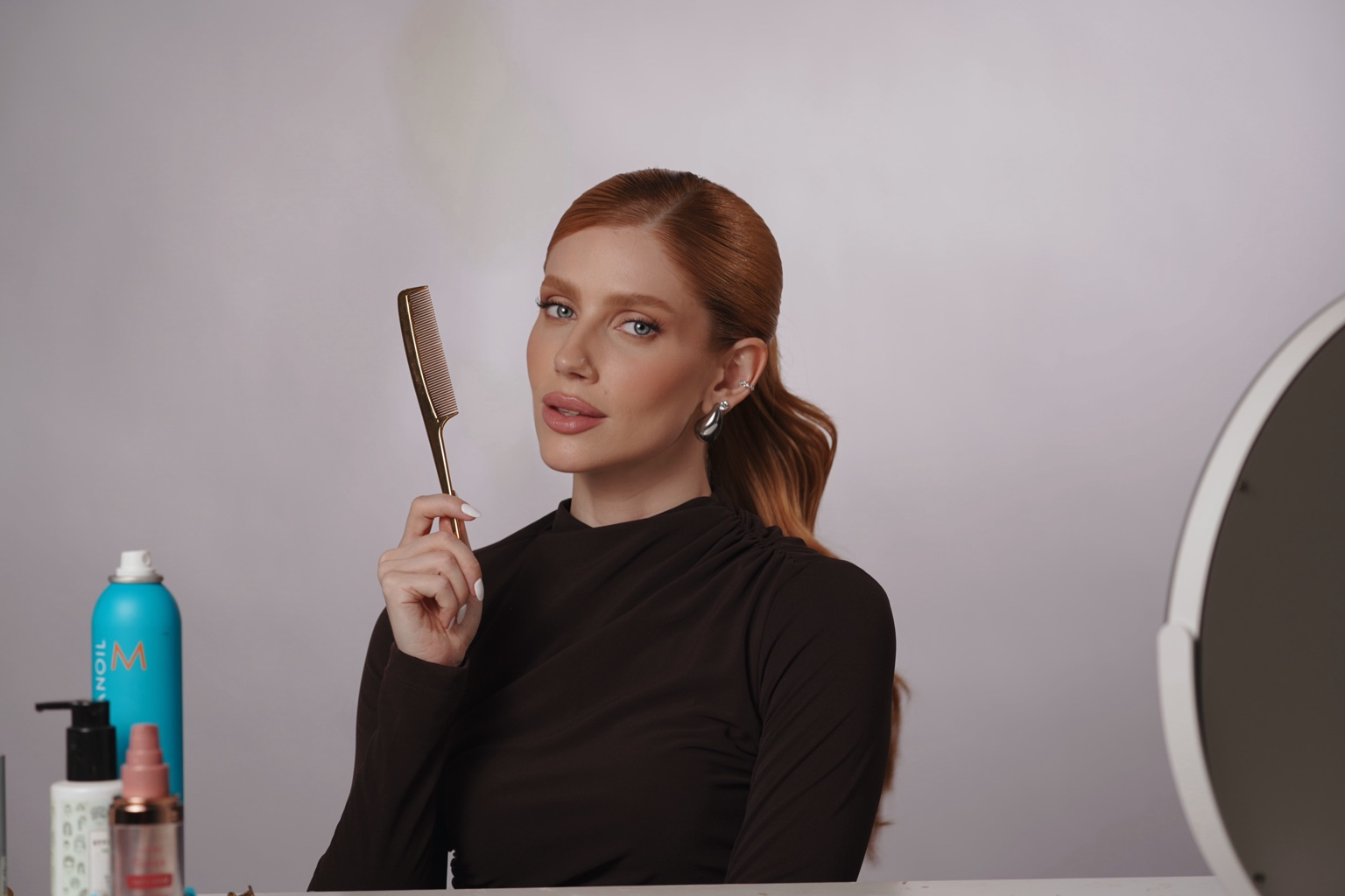 Caroline Priante segurando um pente